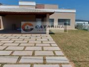 Linda chácara em condomínio com ótima localização