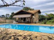 Linda chácara em condomínio fechado ao lado da rodovia!