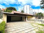 Linda e imponente casa comercial no Centro CÃvico