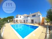 LINDA MORADIA DE 4 QUARTOS + ESCRITÓRIO C/ GARAGEM & PISCINA