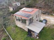 Linda moradia restaurada, com paredes em pedra, em...