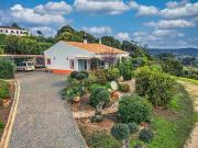 Linda moradia térrea com amplo terreno para venda entre...