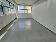 Linda Sala Comercial Reformada e Iluminada