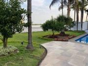 Linda Villa en venta con vista al rio