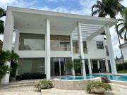 LINDA VILLA MODERNA CON VISTA AL LAGO EN VENTA