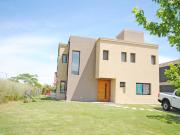 Lindisima casa con jardín en CUL DE SAC en el Barrio...