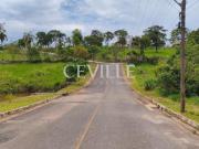Lindo lote em condomínio com lago ao fundo