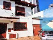 Lindo sobrado ao lado do metrô