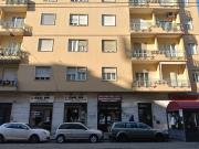 Lingotto Via Genova: Negozio con Vetrina