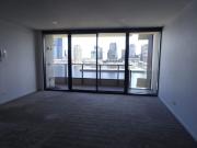 LIVE IN DOCKLANDS AT DOCK 5 APARTMENTS OVER LOOKING THE...