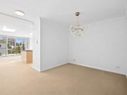 Live the beach dream! 2 extra large car parks