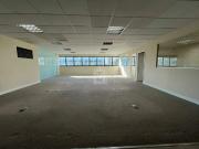 Livia Machado Aluga excelente sala comercial com180mÂ²...