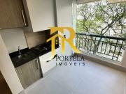 Locação: lindo apto mobiliado e reformado com varanda...