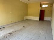 Local a la calle en zona comercial en Los Pinares