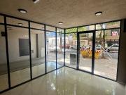 Local comercial al frente vidriado