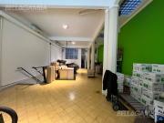 Local Comercial con Sótano y Patio en Monserrat