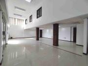 Local comercial de 148 m² disponible en alquiler en Av....