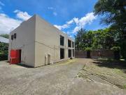 Local comercial de 2 plantas y amplio estacionamiento en...