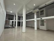 Local Comercial de 502 m² con doble altura y frente a la...