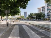 Local comercial de esquina con escaparate en Ronda de Triana