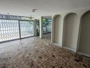 Local comercial en esquina Urb Santa Victoria