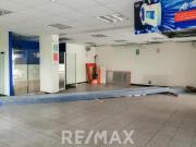 Local Comercial en Venta con Estacionamientos en Zona...
