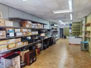 Local comercial grande con patio trasero
