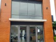 Local comercial u oficina en Almax Center, incluye 1 parqueo