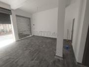 Local commercial avec deux portes d'une superficie...