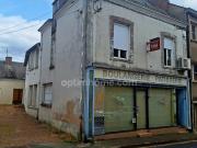 Local commercial et logement de 194m2 à rénover à BESSE...