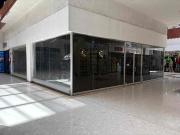 LOCAL CON 3 FRENTES DE EXHIBICIÓN, AL CENTRO DE LA PLAZA