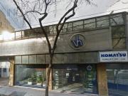 Local con deposito, doble frente y estacionamiento a...