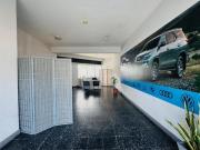 Local con estacionamientos en el frontis