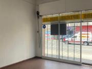 Local con frente vidriado y dos baños