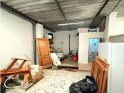 Local con patio y gran potencial en zona residencial de...