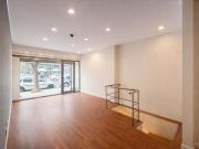 Local con sótano, patio y oficina al fondo en venta....