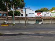 Local con tapanco sobre avenida