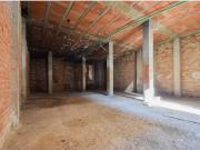 Local en bruto situado junto a la Avenida principal