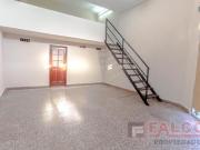 Local en esquina con entrepiso Incluye expensas, abl y aysa