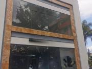 Local en renta sobre Avenida Camelinas, ideal para todo...