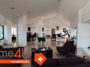 Local grande dentro de plaza comercial con...