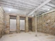 Local singular en edificio modernista, con altura de...