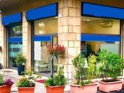 Locale commerciale con vetrine fronte strada affittato a...