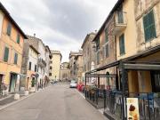 Locale Commerciale Due Vetrine su Strada Principale in...