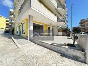 Locale commerciale in affitto a Alba Adriatica, Zona Mare
