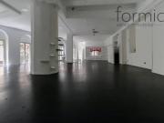 Locale commerciale in affitto a Napoli
