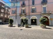 Locale commerciale in affitto a Vercelli, Centro