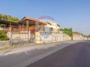 Locale Commerciale in vendita a Acireale, Pozzillo