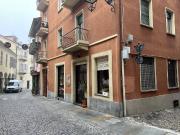 Locale commerciale in vendita a Moncalieri, Cento Storico