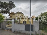 Locale in vendita di 716 m² in Via Appia Nuova